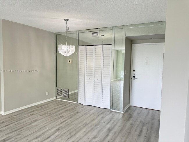 Building Photo - 4200 Hillcrest Dr