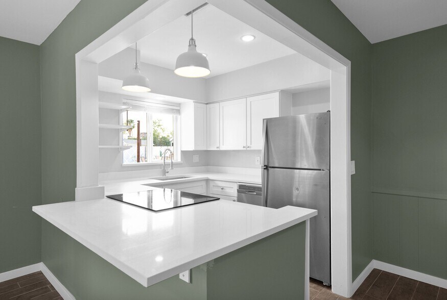 Building Photo - 1635 E Oak St