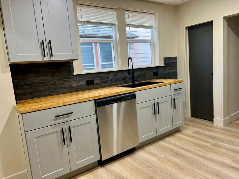 Building Photo - 647 Wooster Rd W