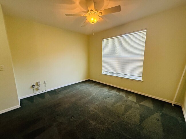 Building Photo - 2 Bedroom Condo For Rent in Carrollwood!