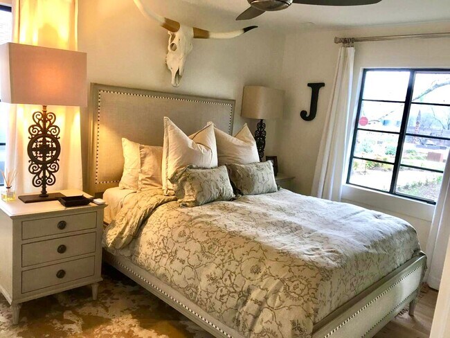 Building Photo - Fully Furnished Stunning Calistoga Retreat