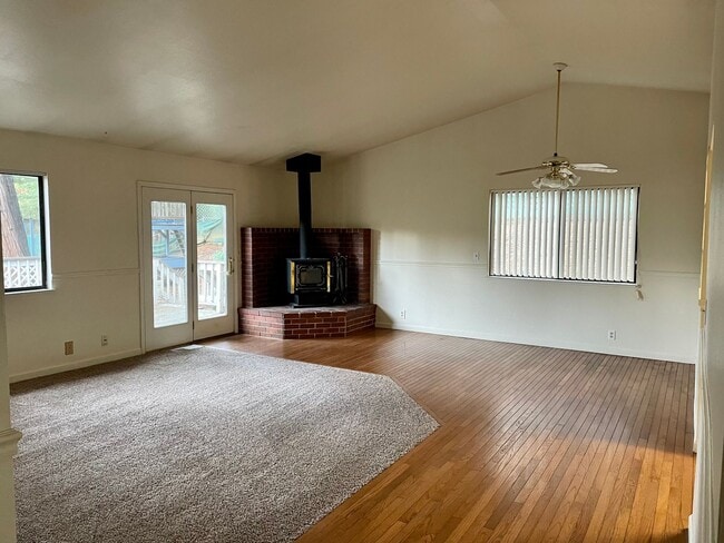 Building Photo - Great family home in Alta Sierra