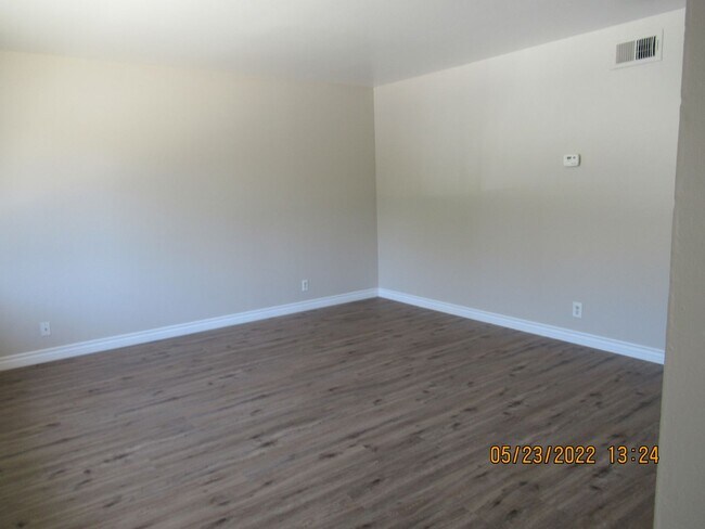 Building Photo - 908 E Cypress Ave