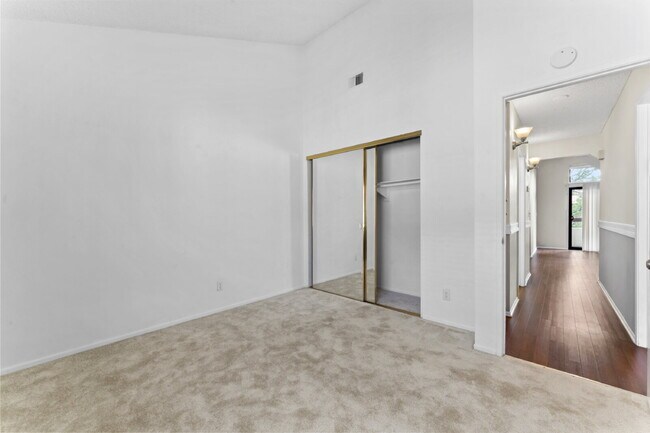 Building Photo - "Charming 2-Bed, 2-Bath Condo Retreat in S...