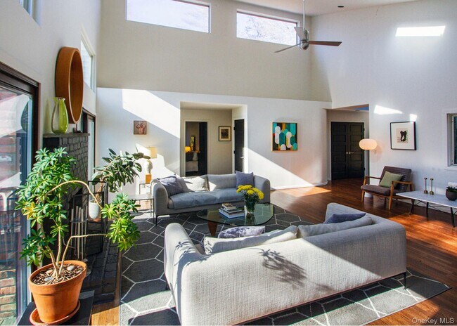 Building Photo - 5 Southwood Ln