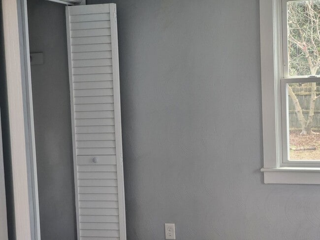 Building Photo - beautiful renovated home in nice area