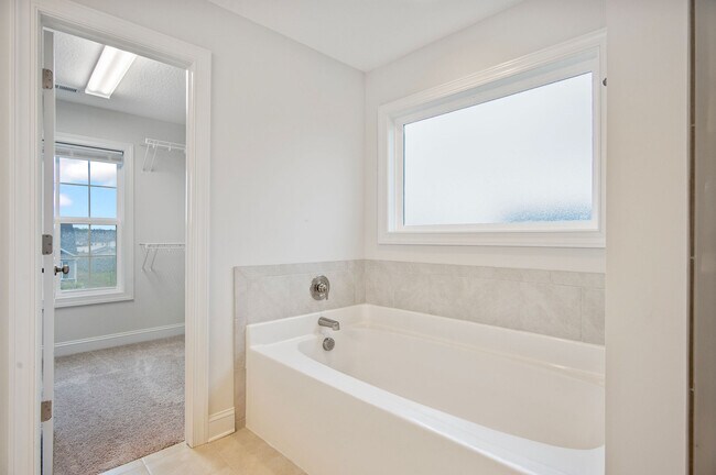 Building Photo - 917 Uplands Ln