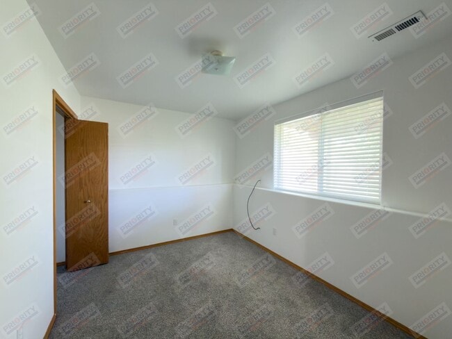 Building Photo - Single Family Home with 4 Bedrooms