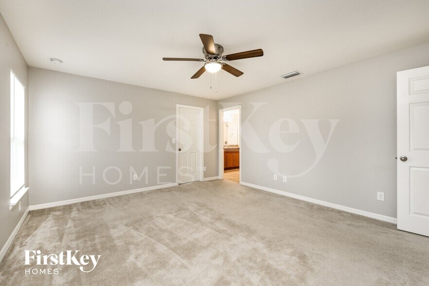 Building Photo - 2912 NW 18th Pl