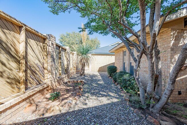 Building Photo - 105 Quail Run