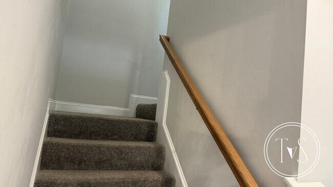 Building Photo - RATE DROP ALERT (was $2500/month) and MOVE-IN SPECIAL: $500 OFF 1ST MONTH'S RENT!**