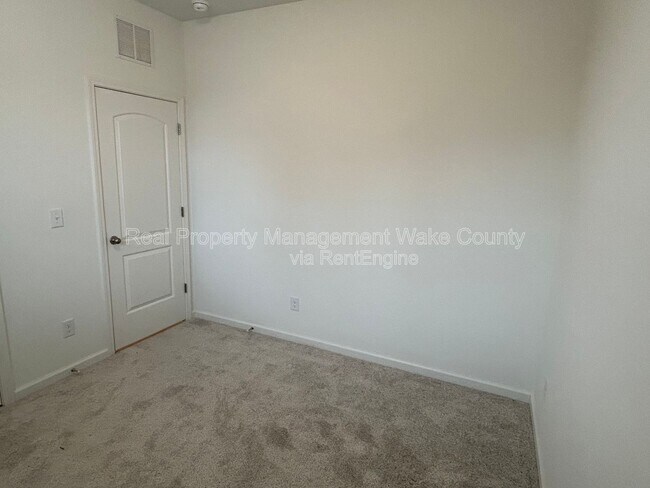 Building Photo - 403 St Clair Dr