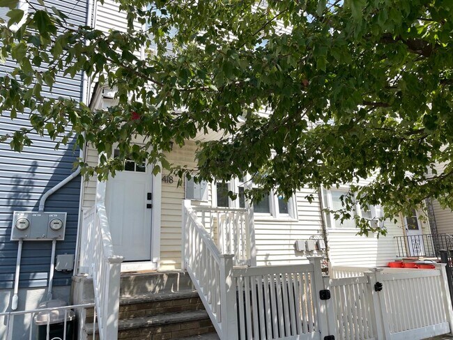 Building Photo - 418 3rd St