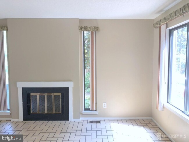 Building Photo - 92 Sayre Dr