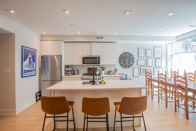 Building Photo - Stunning 2 BR/2 BA Condo in Lanier Heights!