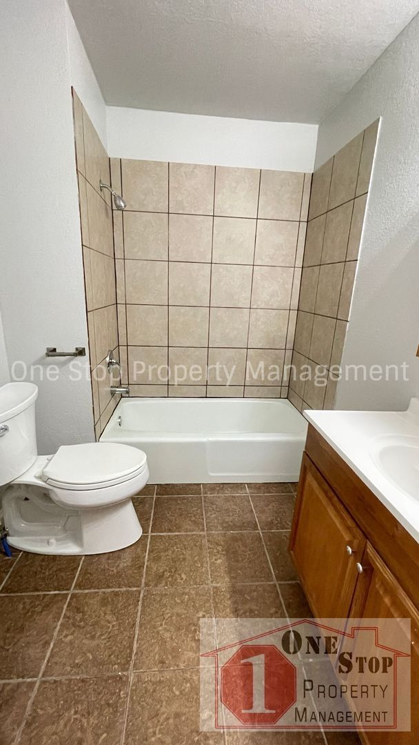 Building Photo - Charming 3-bedroom, 1-bathroom in Independ...