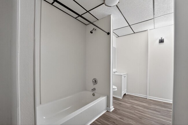 Building Photo - 2 bedroom 1.5 bath rowhome for rent in Baltimore