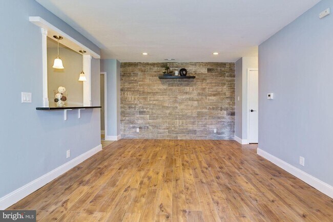 Building Photo - 114 Van Buren Rd