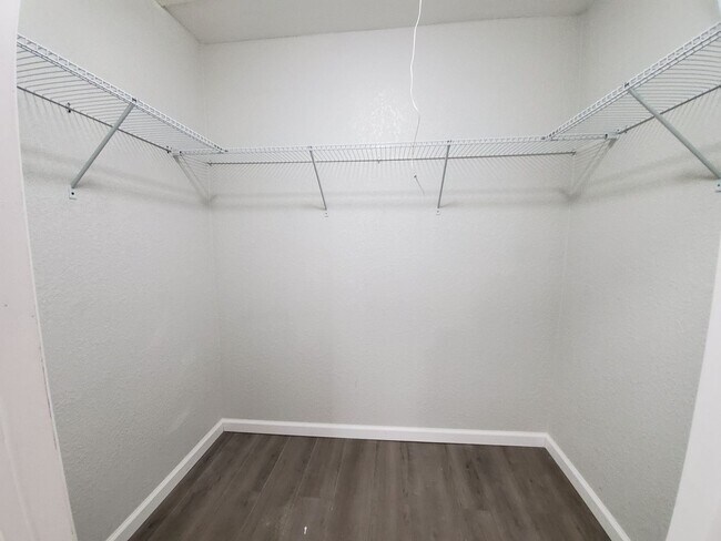 Building Photo - 2 Bedroom, 1 Bathroom Home with Yard - 7 M...