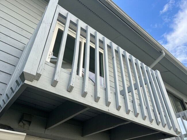 Building Photo - Walk to Beach! Newly Remodeled 2 Bedroom, ...