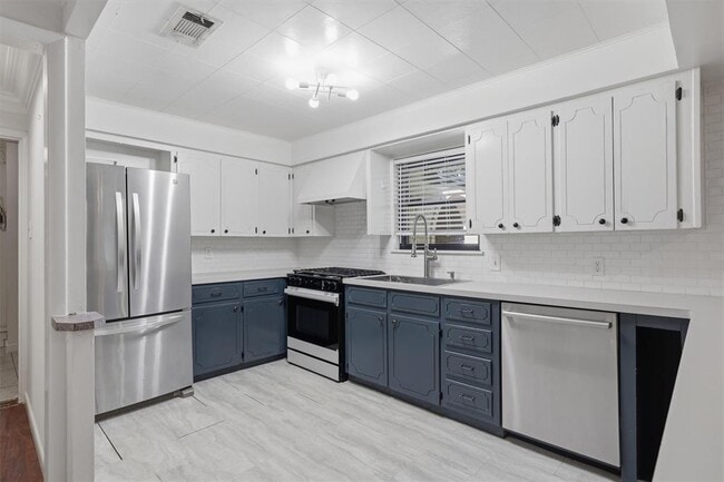 Building Photo - 2204 Santa Rita St