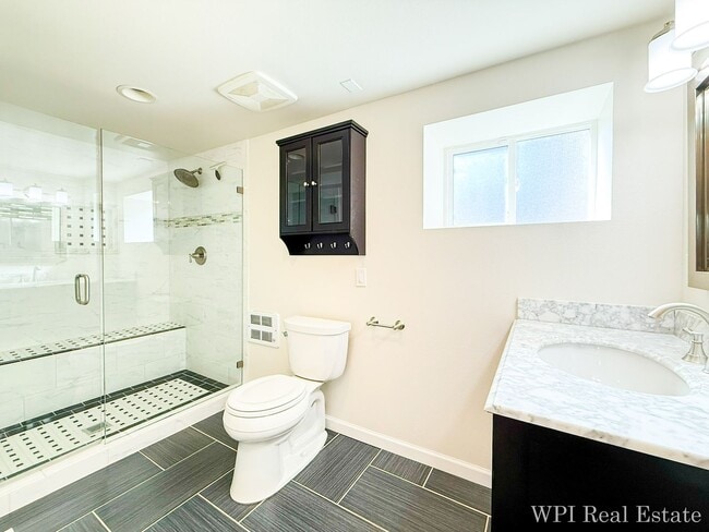 Building Photo - Beautiful newly remodeled 3 bed/2 bath home! Walking distance to Northgate Lightrail!