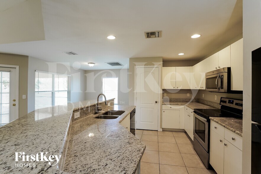 Building Photo - 1002 NE 33rd Ln