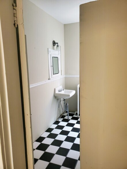 Building Photo - 2111 Hanover Ave