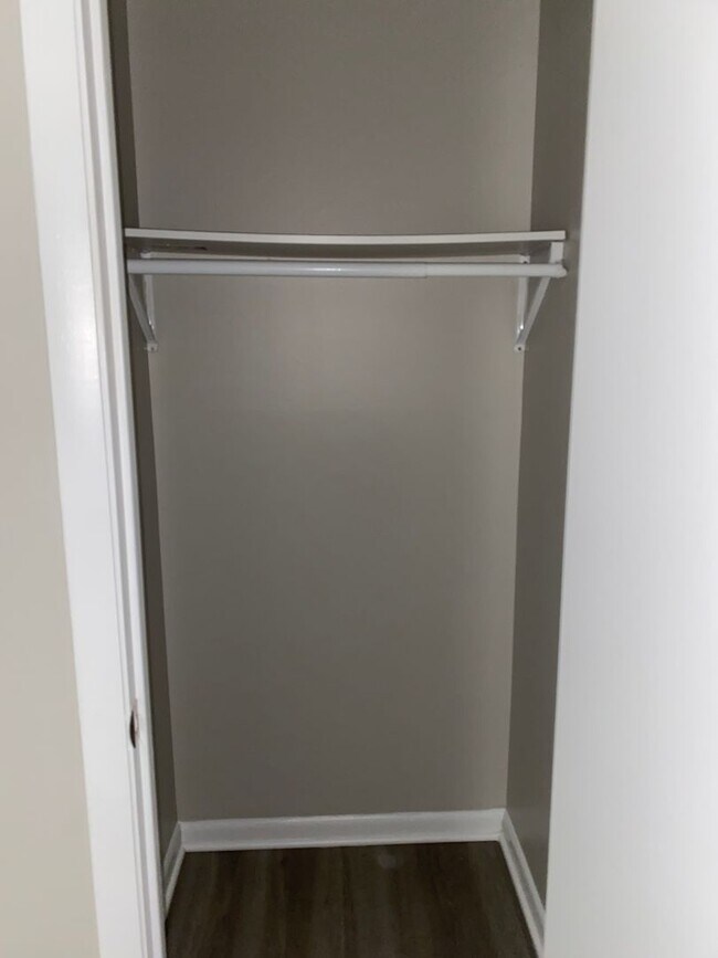 Building Photo - Spacious 1 Br Unit walking distance to Edsall Station