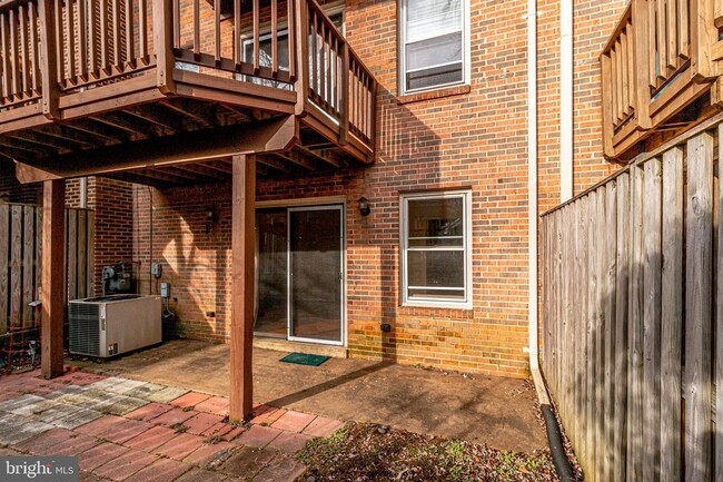 Building Photo - 5122 Cliffhaven Dr