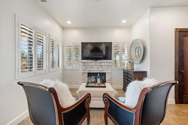 Building Photo - 6750 Golden Pheasant Ln