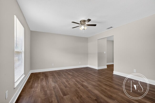 Building Photo - 109 Elm St