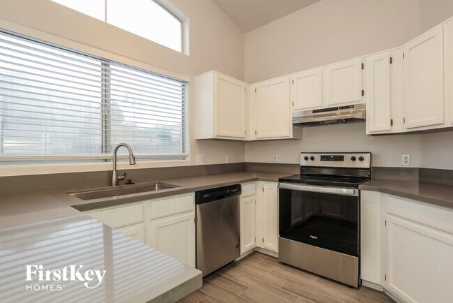 Building Photo - 4605 E Grovers Ave