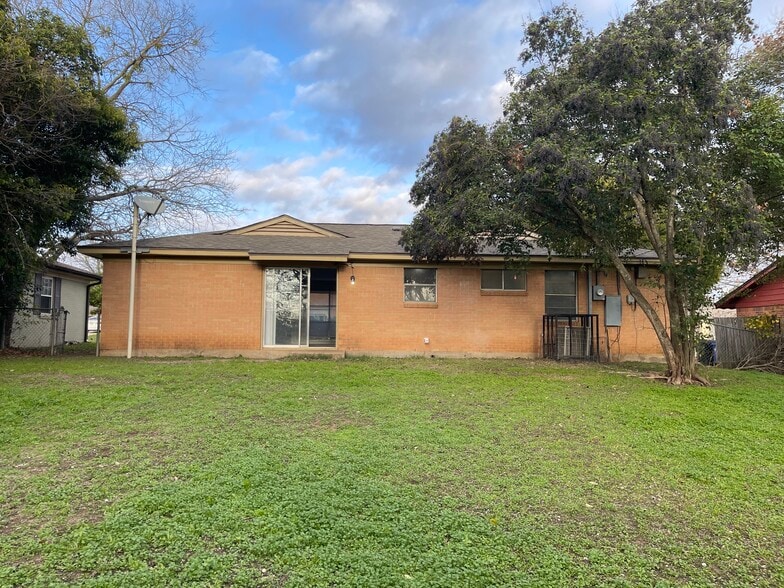 Building Photo - 1118 La Porte Dr