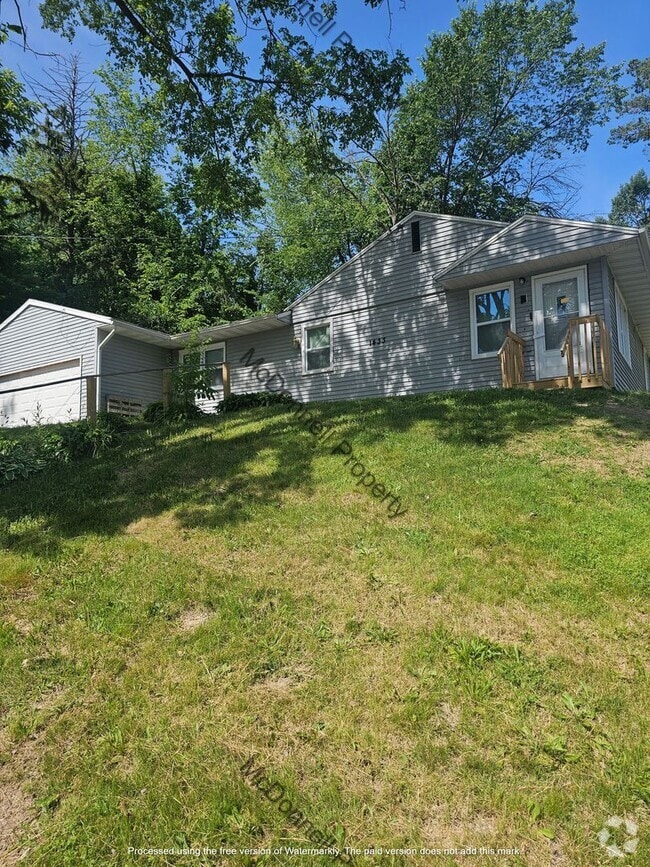 Building Photo - There is a $25 fee per application and eve...