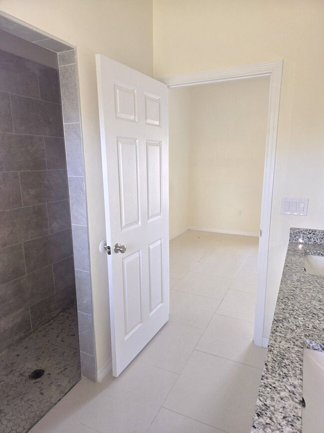 Building Photo - Must SEE- 3/2/1 single family home- South Lehigh Acres