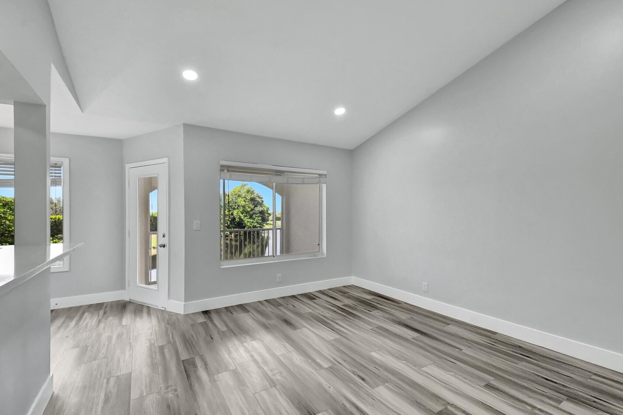 Building Photo - 815 W Boynton Beach Blvd