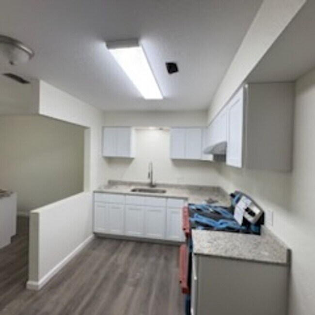 Building Photo - Beautiful newly remodeled 2/1 apartment!