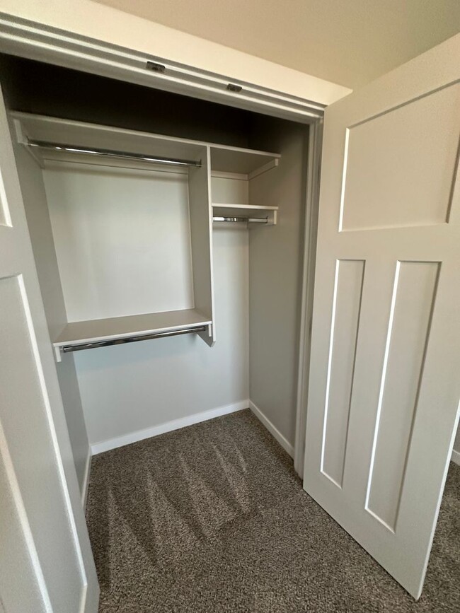 Building Photo - Modern Townhome Near Eagle Greenbelt..3-be...