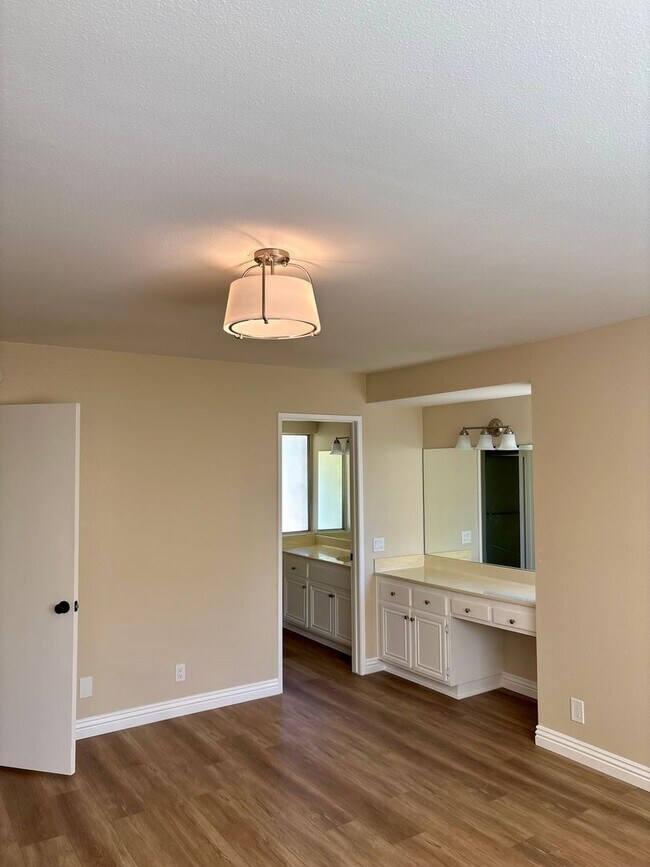 Building Photo - Beautiful End-Unit Townhome 2 bedroom and 1.5 bath