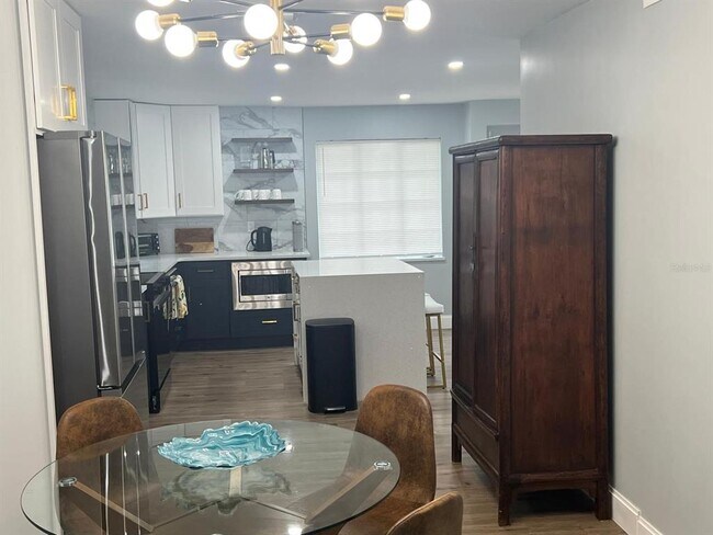 Building Photo - 905 W 11th Ave