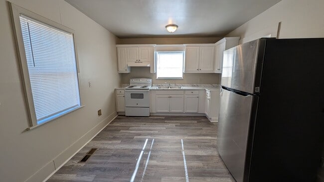 Building Photo - 3BR/1BA -- Deck, Separate Dining Room, In-Unit Laundry