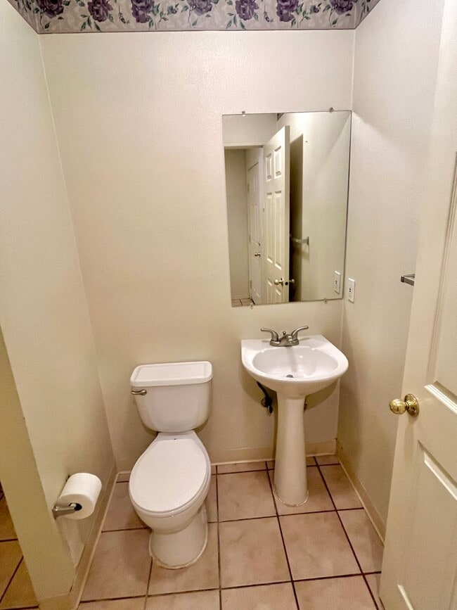 Building Photo - Spacious 2-story 2bedroom + 2.5 bath townh...