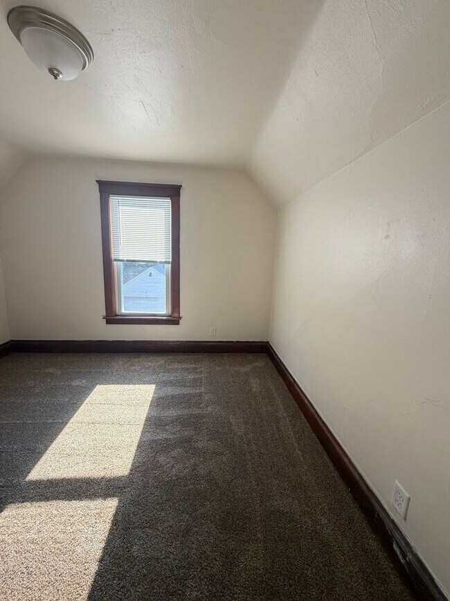 Building Photo - 733 Garfield Ave