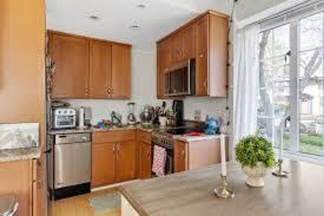Building Photo - One Month of Rent-Free, No Brokers Fee, He...