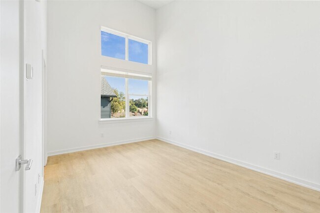 Building Photo - Modern 2-Bed Townhome with Attached Garage & Private Balcony in Gated Dallas Community