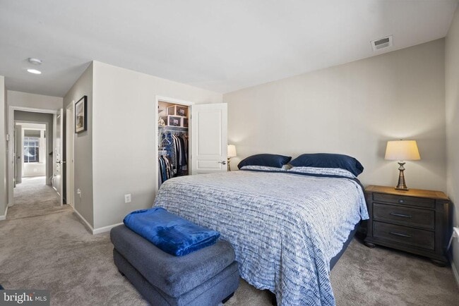 Building Photo - 2509 S Kenmore Ct