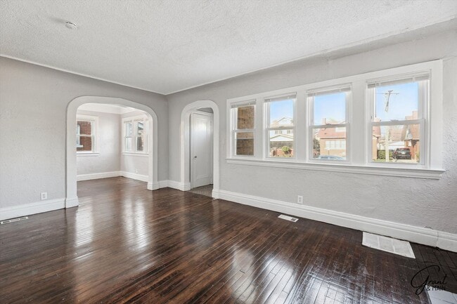 Building Photo - 3 bedroom 2 bath $1375