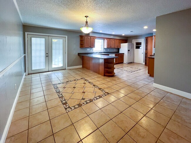 Building Photo - Pet Friendly 5BR/3BA Pool home in Northwoo...