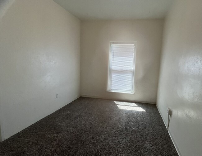 Building Photo - 1 bed, 1 bath located in Corona!